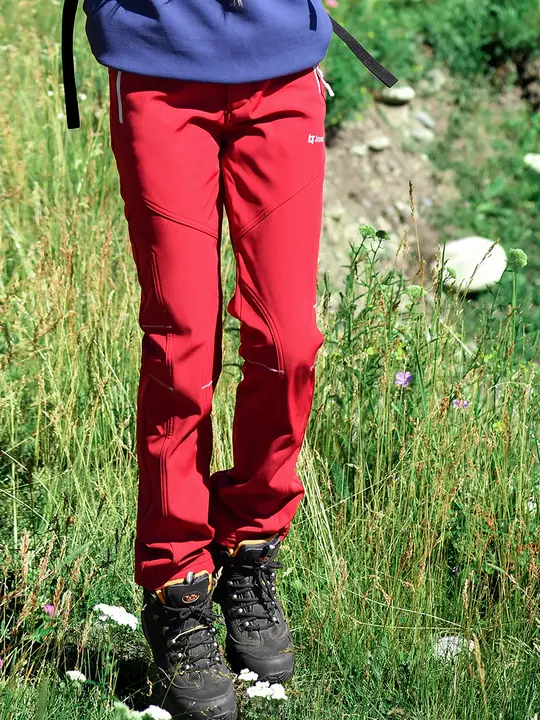 防水透湿のウォーキング登山用暖かいソフトシェルパンツ【フィット感・耐摩耗・女性用】