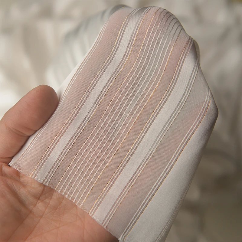 1級カーテンを選ぶべきか？その本質と、実は「奶茶金線入りシフォン生地」が解決する理由とは