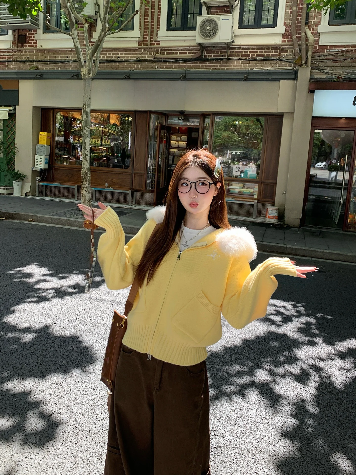 感漂うフード付きニット：ジッパーデザインで秋冬の着こなしを自由に