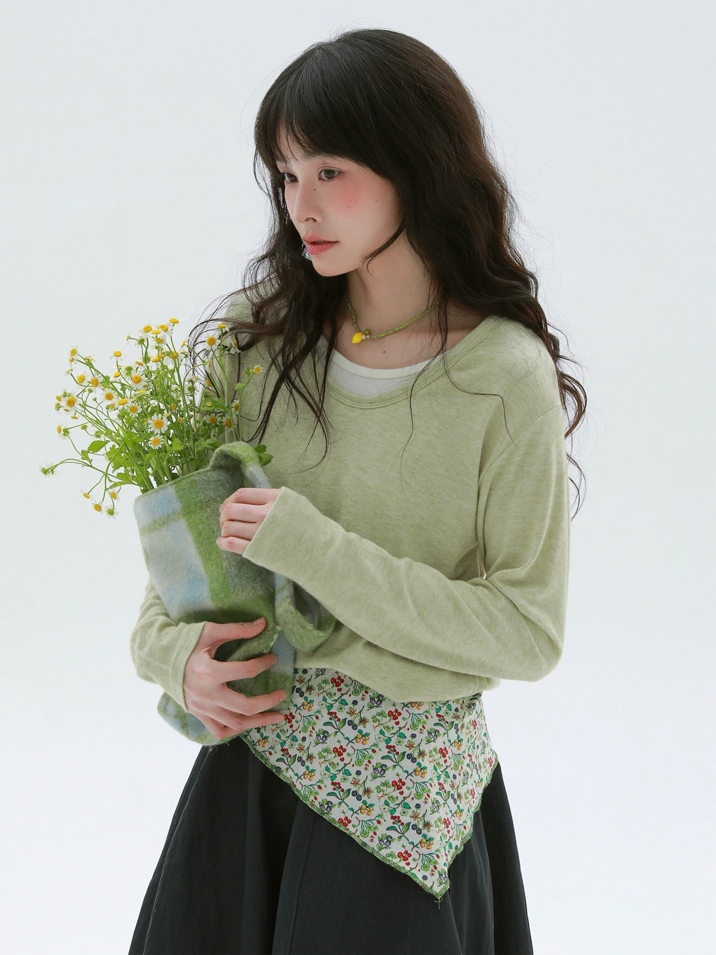 シアートップス コーデ 春 どんなもの？今季のトレンドとして注目すべき「重ね着に最適な長袖Tシャツ」の本物の使い方とは？