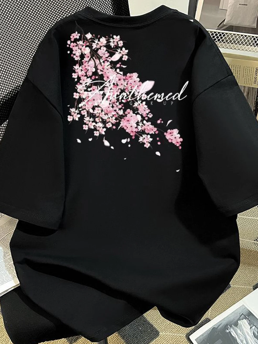 モード系メンズTシャツはどう選ぶ？桜のプリントが夏を彩る、リアルな着こなしのヒントを紹介
