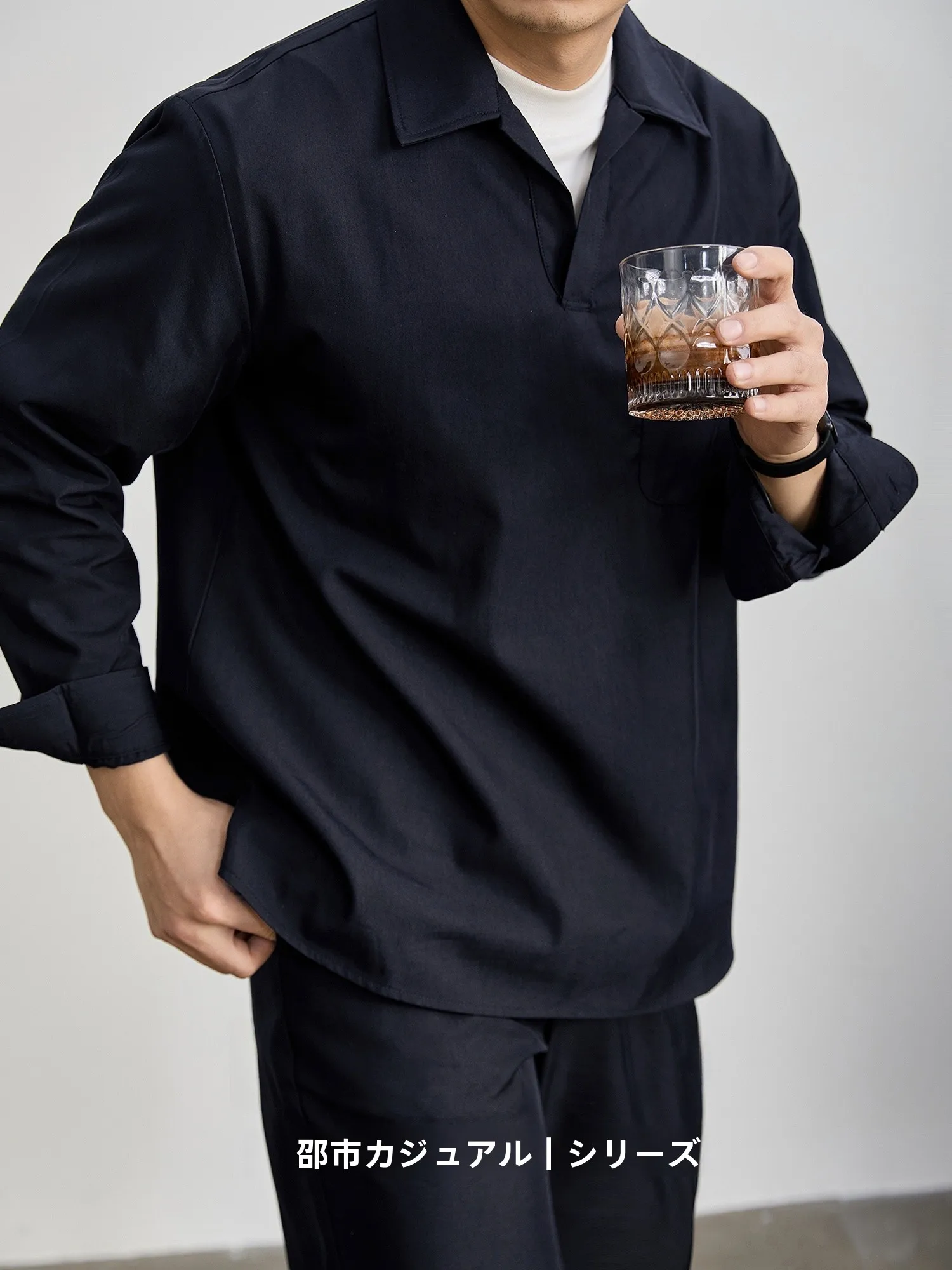 ゆったりとしたフィット感のV字襟長袖シャツ：work trip outfitsに最適なビジネスカジュアルスタイル