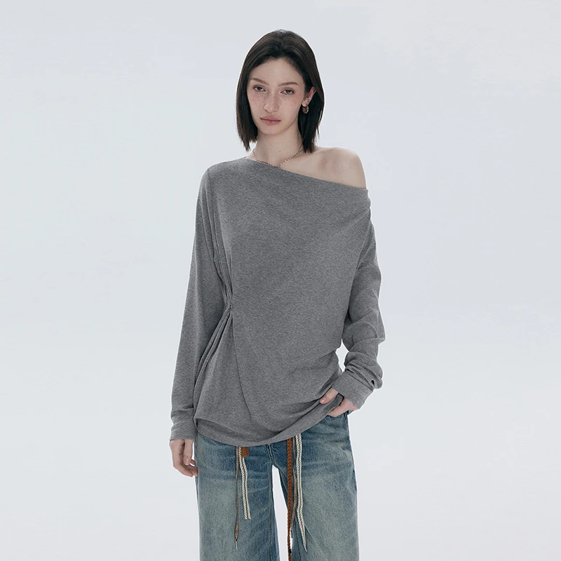 グレーのオフショルダー長袖Tシャツ【フィット・カジュアルスタイル】