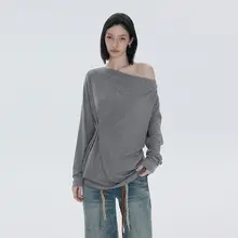 グレーのオフショルダー長袖Tシャツ【フィット・カジュアルスタイル】