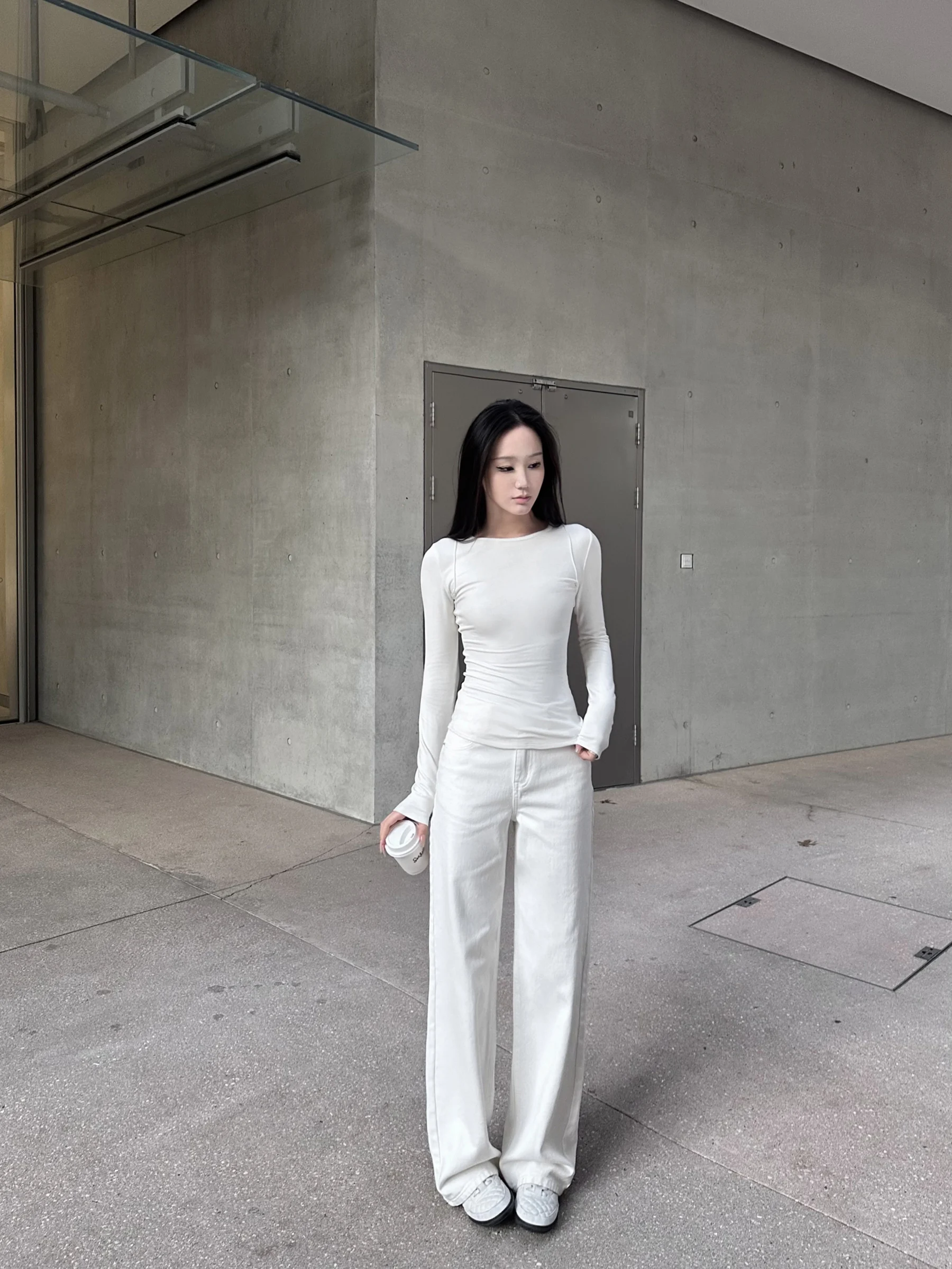 5werkwen 細身ホワイトデニムパンツ【裏起毛・コットン・秋冬用・ワイドレッグ】 ユニクロ コーデ おすすめパンツ