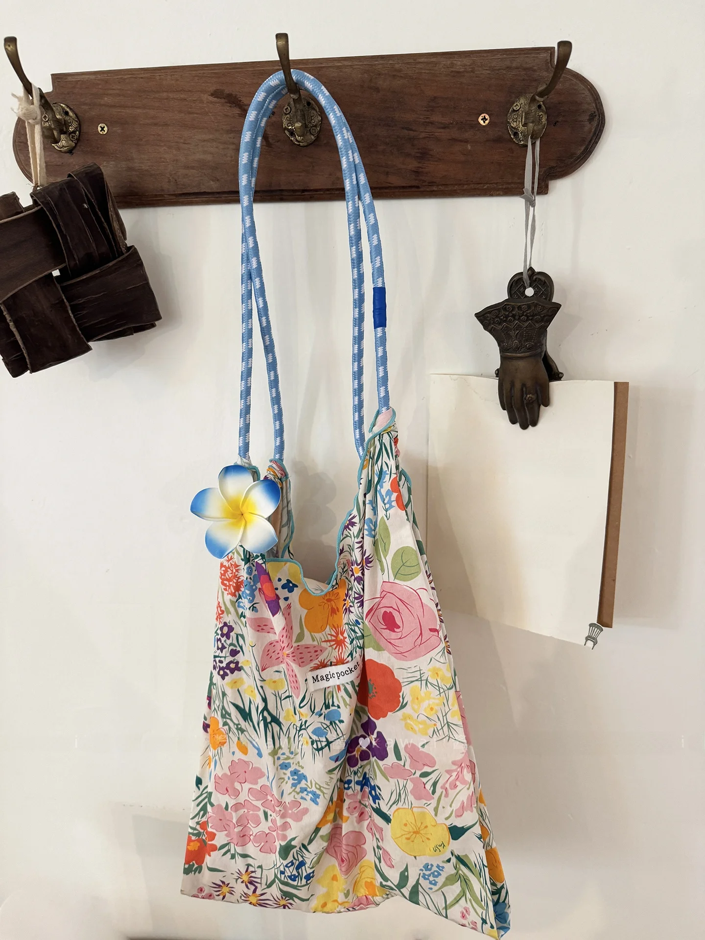 海辺のリゾートスタイル 小花柄巾着キャンバスバッグ：おしゃれキャンパーに最適な小物バッグの選定ガイド
