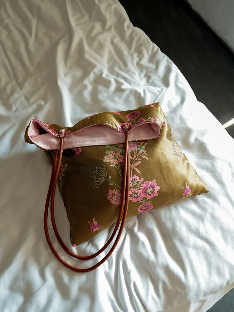 国風デザインの花柄ショルダーバッグ：茶緑とピンクの新中式スタイルが日常に合う理由