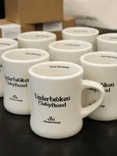Underbroken(UDBK) 限定デザインの腰細マグカップ【レトロスタイル・陶器製】