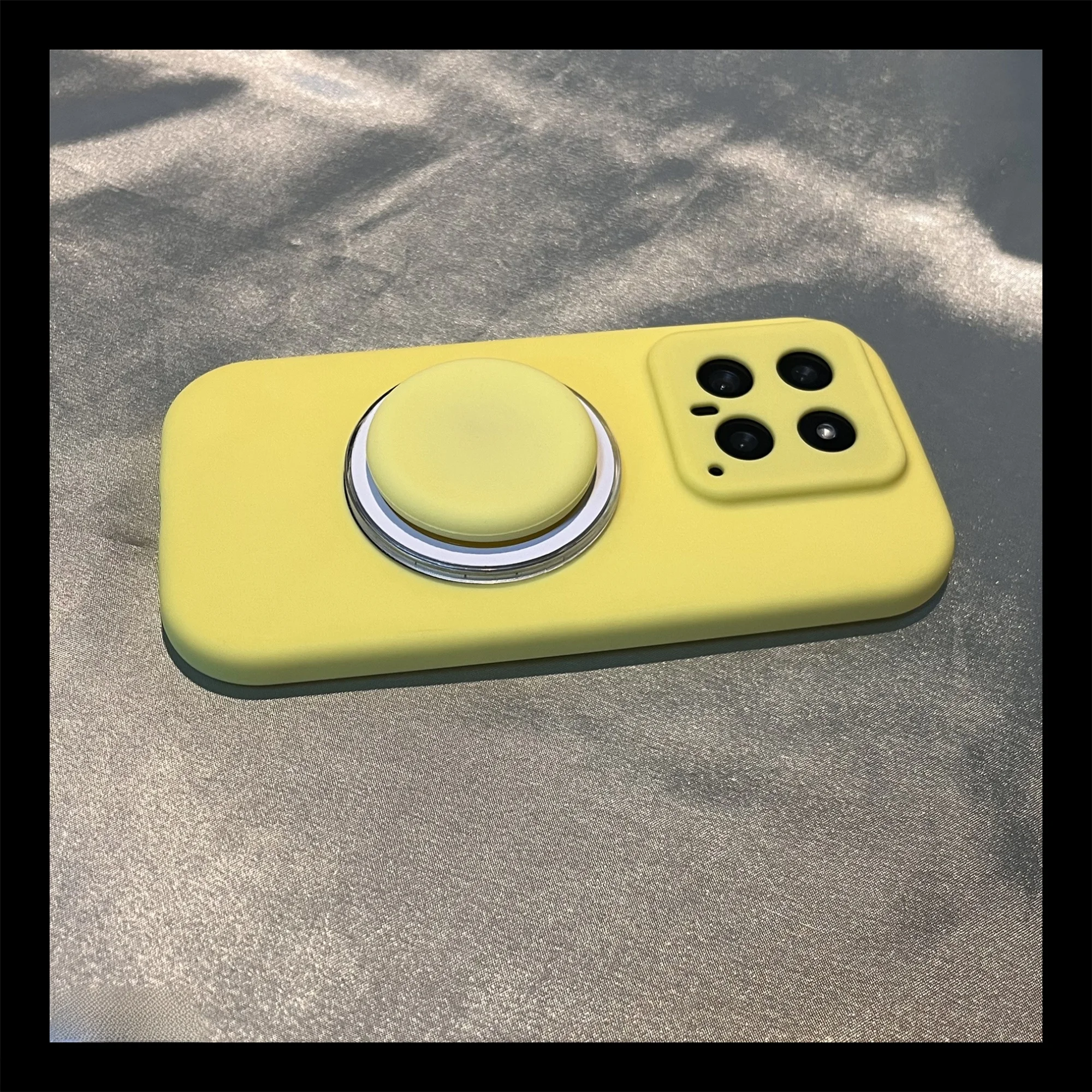 スマホケース カード入れ付き どう選ぶ？磁気吸着スタンド対応のシンプルデザインが通勤に最適な理由
