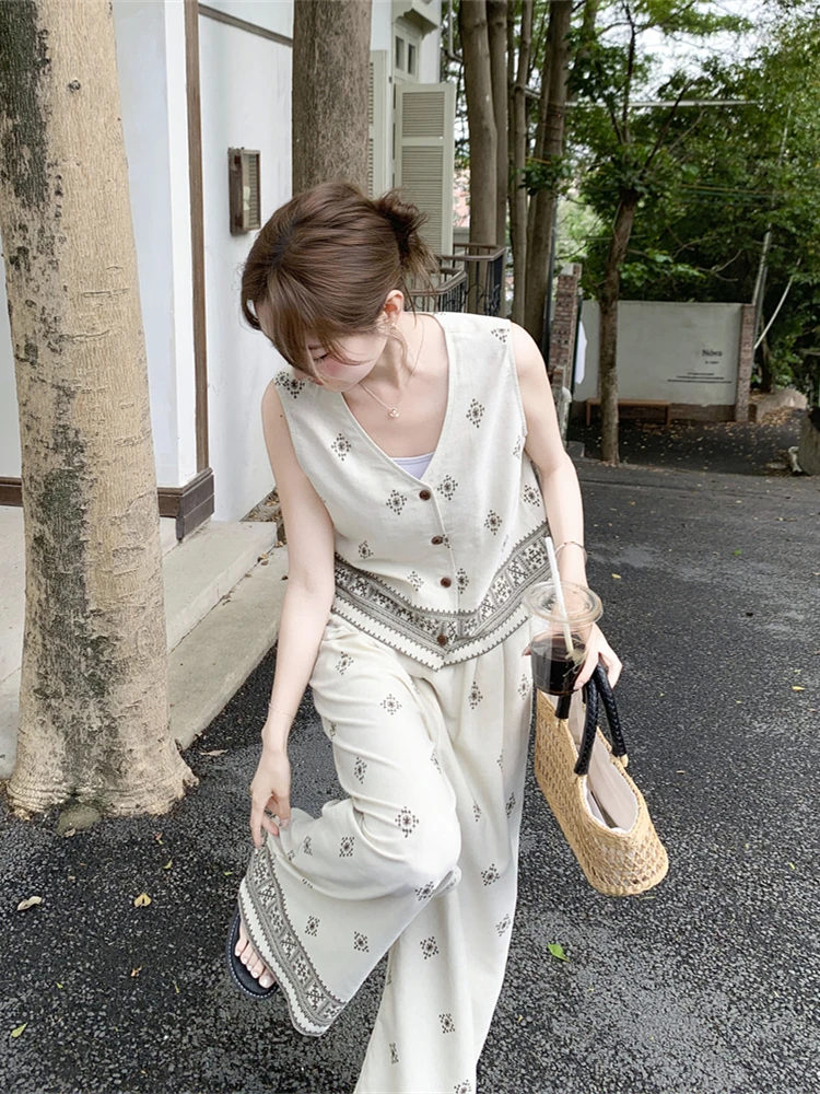 今の流行り服は、Vネックベストとワイドパンツのセットアップで決まる？