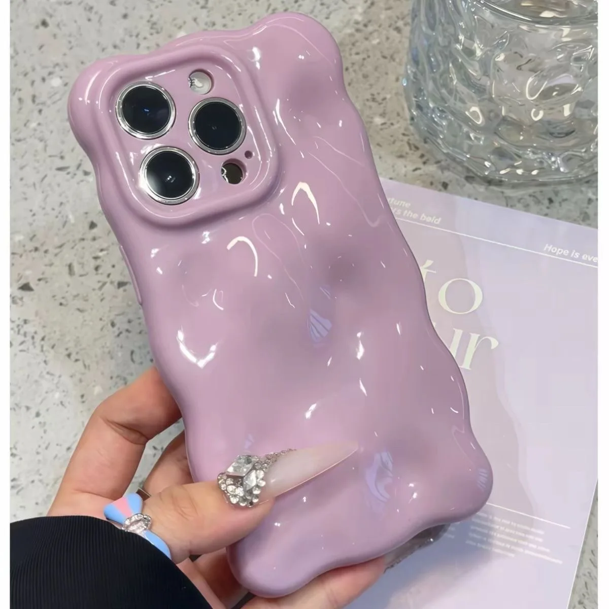 シリコ  ンスマホケースは本当に優しい？シンプルなデザインが心を癒す理由とは