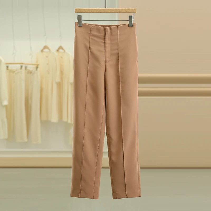 通勤服40代にぴったりなパンツは、どう選ぶ？