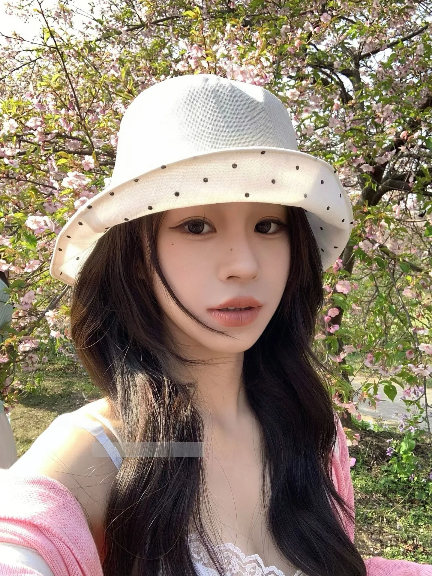 優雅な平頂編み草帽子：夏の日よけとファッション性を両立するバケットハット