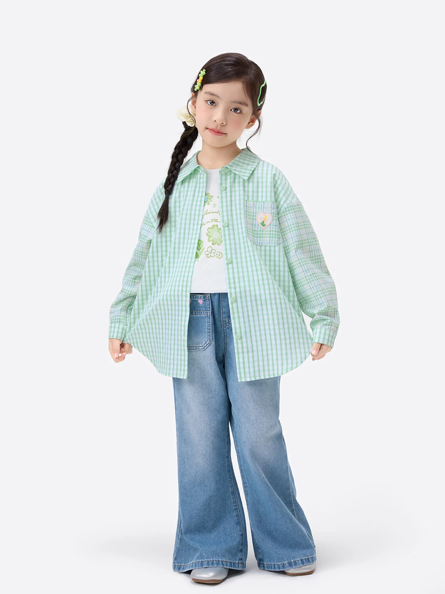 チェック柄の女の子用ブラウス：春先の日常着に最適な素材とデザイン