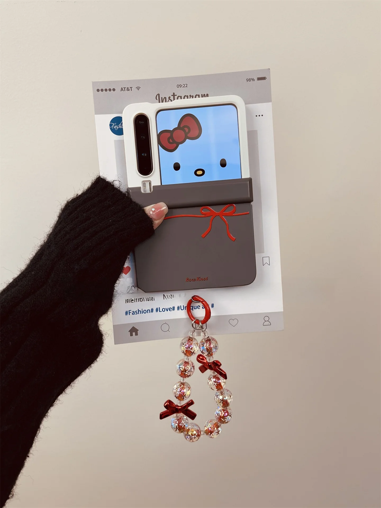 オリジナルデザイン 折りたたみ式スマートフォンケース：色分け・赤いリボン・持ち手付きの実用性とデザイン性