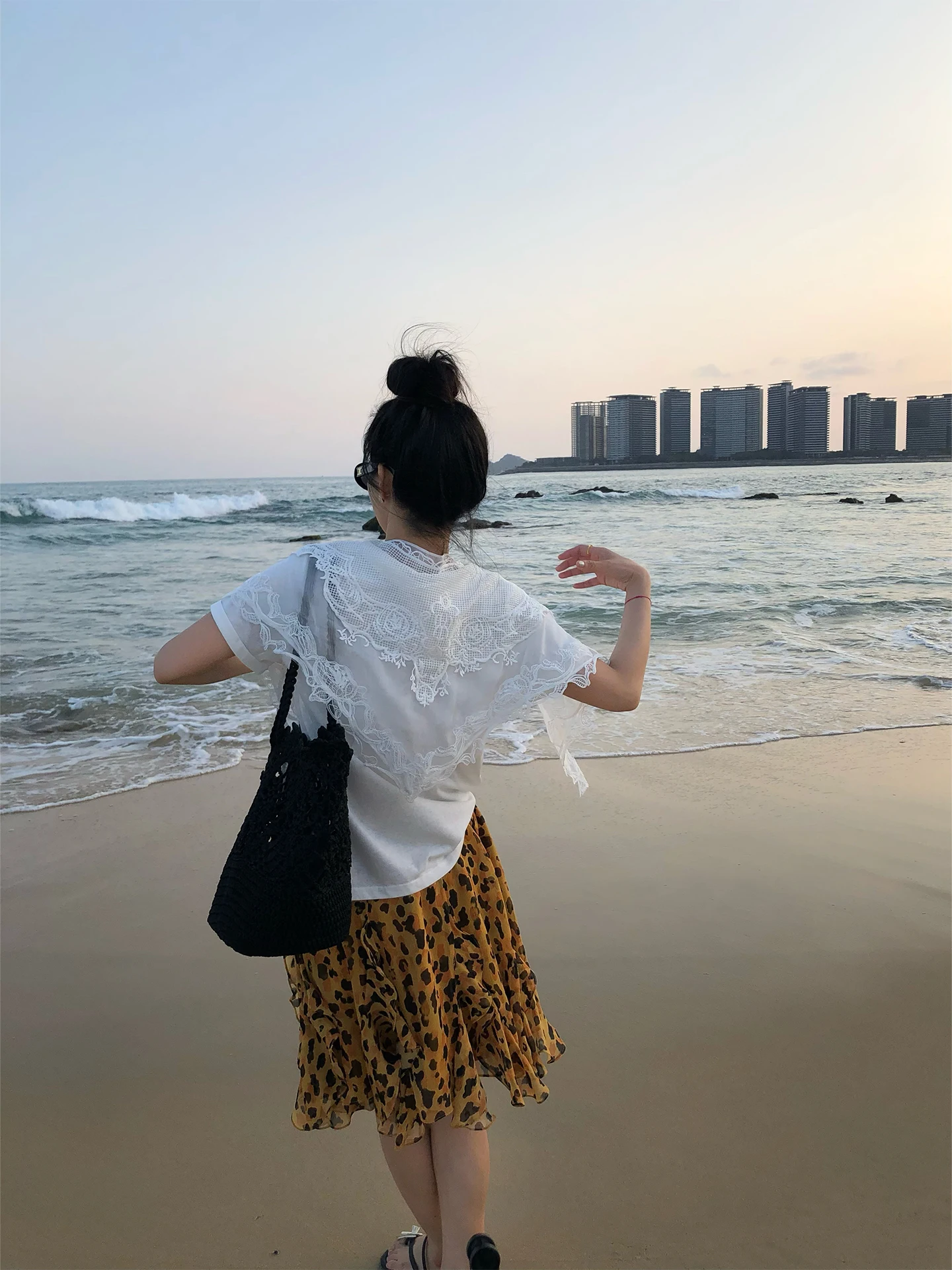 シフォンボーダー柄ロングスカート：ベージュの夏コーデに最適な不規則デザインスタイル