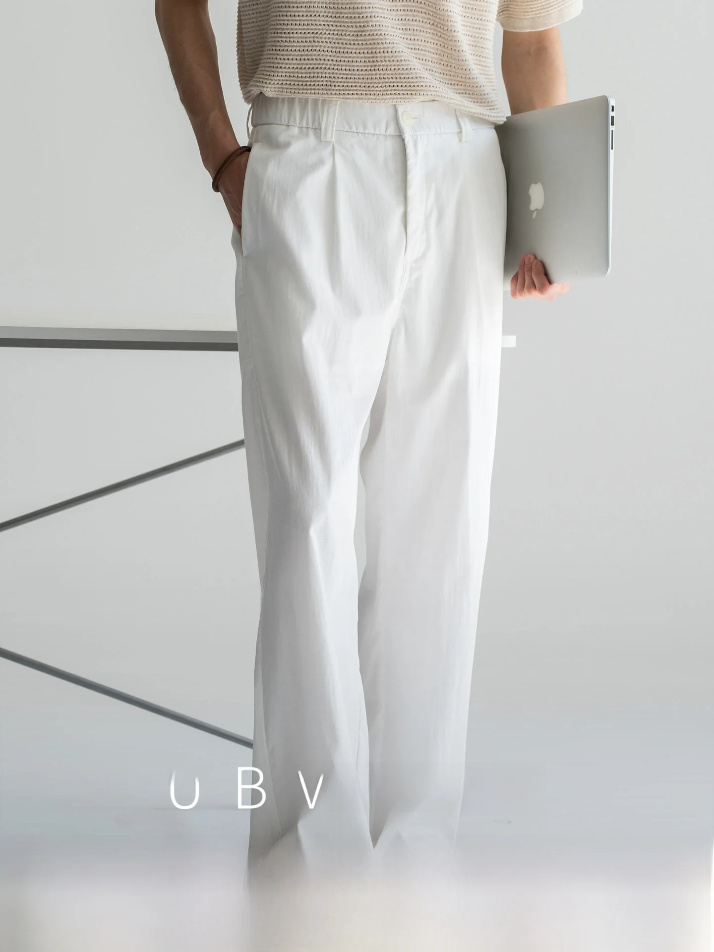 ビジネスカジュアル メンズパンツ：UBVのレーシル混紡阔腿パンツが夏通勤に最適な理由