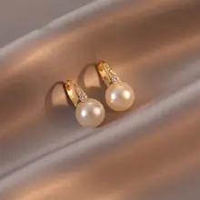 シンプルで上品なパールイヤリング【スタイリッシュなデザイン・秋冬用・女性用】