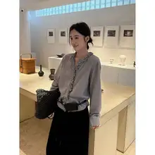 上品なフリルデザインの透け感あるティンセルブラウス【春夏・軽やか・女性用】