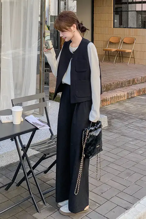 初秋にぴったりのデニムベストとワイドパンツのコーディネート（セットアップ対応）