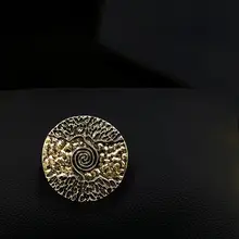 磁気吸着式レトロ金属エンボスライフツリー胸針【紳士用スーツ用・ラグジュアリー・控えめなデザイン】