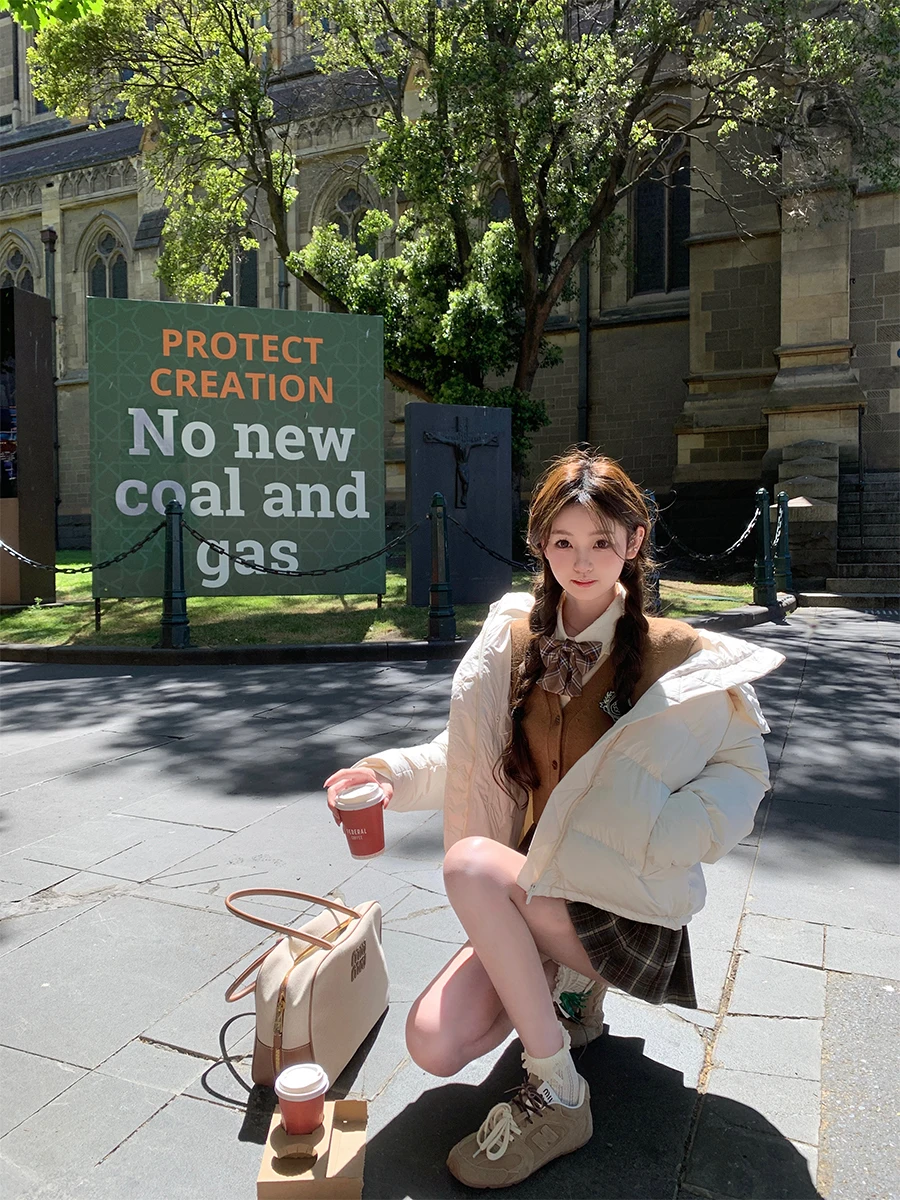 高校の制服を売るなら、この「英倫学院風のチェックセットアップ」が今、最も人気なの？