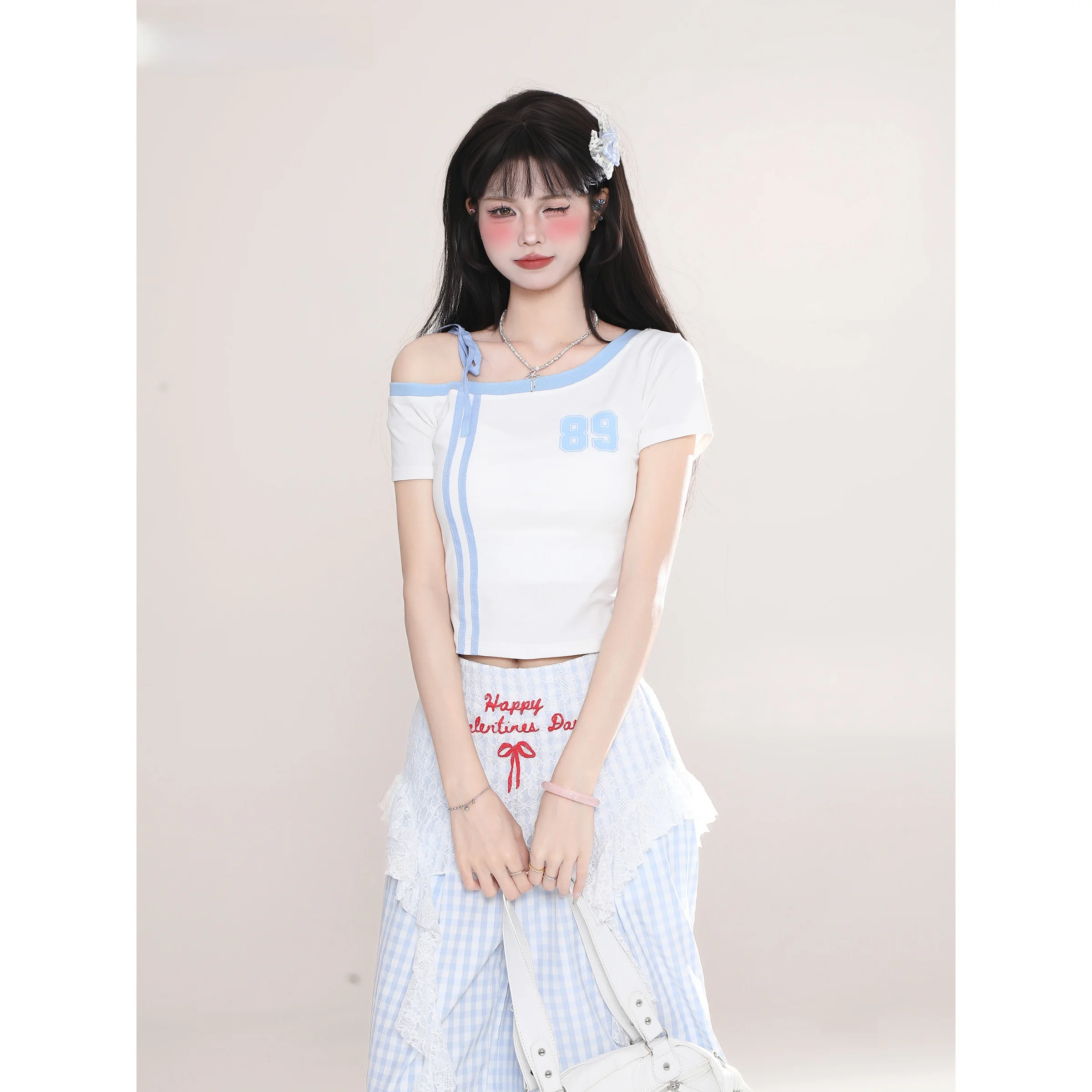 Y2Kコーデの定番アイテムとして人気の斜めショルダーTシャツとは？