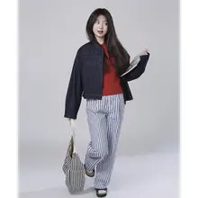 ブルー縦縞のフィットワイドレッグパンツ【通勤向け・ヴィンテージスタイル】（セットアップ対応）