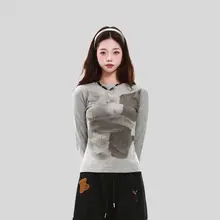 小熊プリントの長袖Tシャツ【レディース・秋用・スリムフィット・ショート丈】
