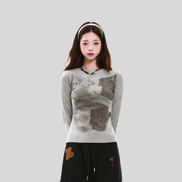 小熊プリントの長袖Tシャツ【レディース・秋用・スリムフィット・ショート丈】