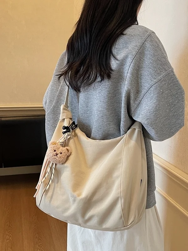 カジュアルコーデ バッグとしての菇八八ショルダーバッグは実用性と軽量性を両立するか？