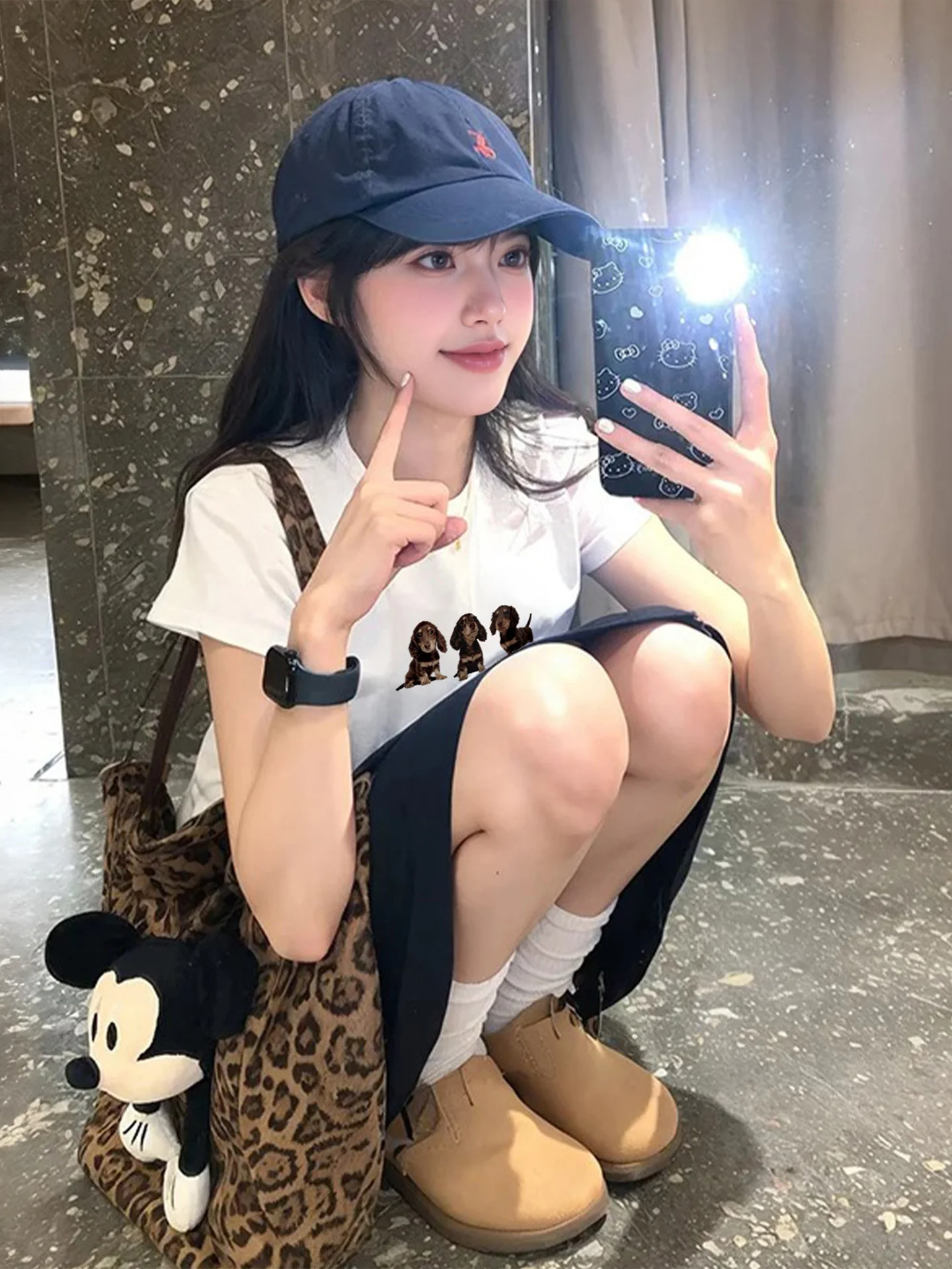 洗練されたデザインの白い女性用Tシャツと黒いパンツのレディーススタイル
