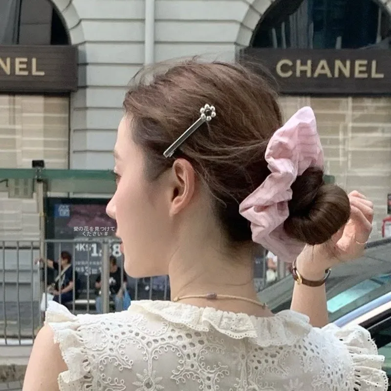 銀色花モチーフ金属ヘアクリップ：サイドバング用の実用性と素材特性を解説