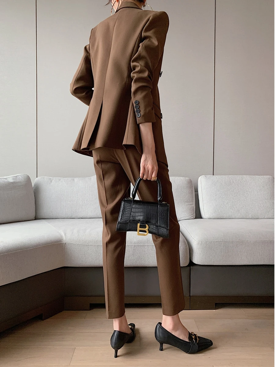 大人可愛い服 50代コーデ｜モカカラースーツで心の安定を実現する完全ガイド