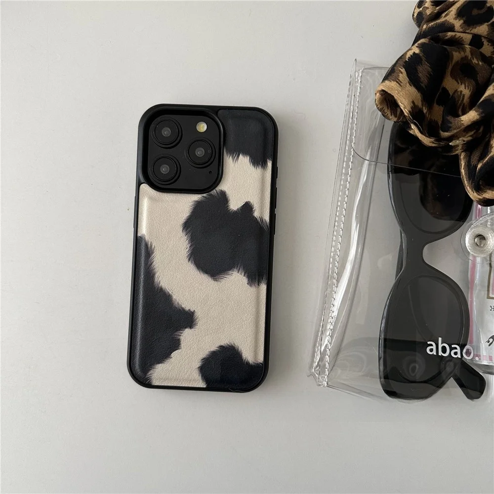 100均スマホケースと比べて、レトロレザー風のシンプルケースは本当に価値があるのか？