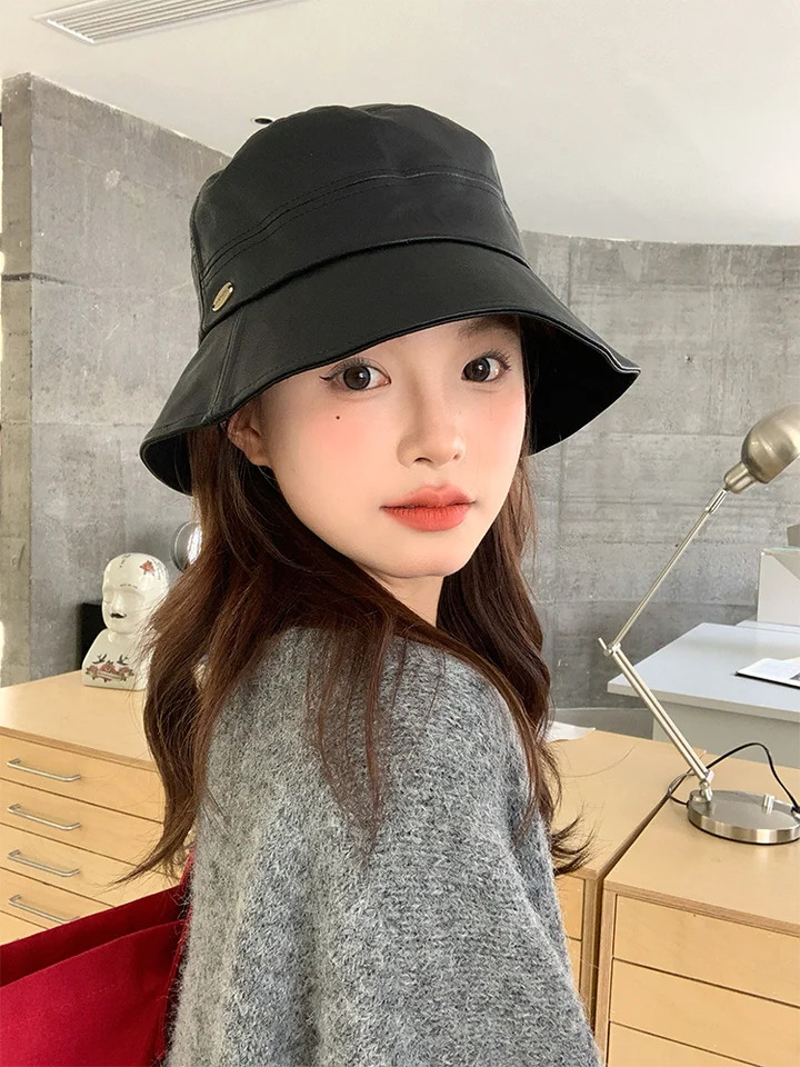 黒のレザー フィッシャーハット【秋冬用・顔周りをスッキリ見せるデザイン】
