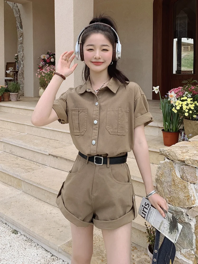 女性服 ブランド で夏のスタイルを決めるには？カーキ色のワイドシャツとショートパンツが答えになる