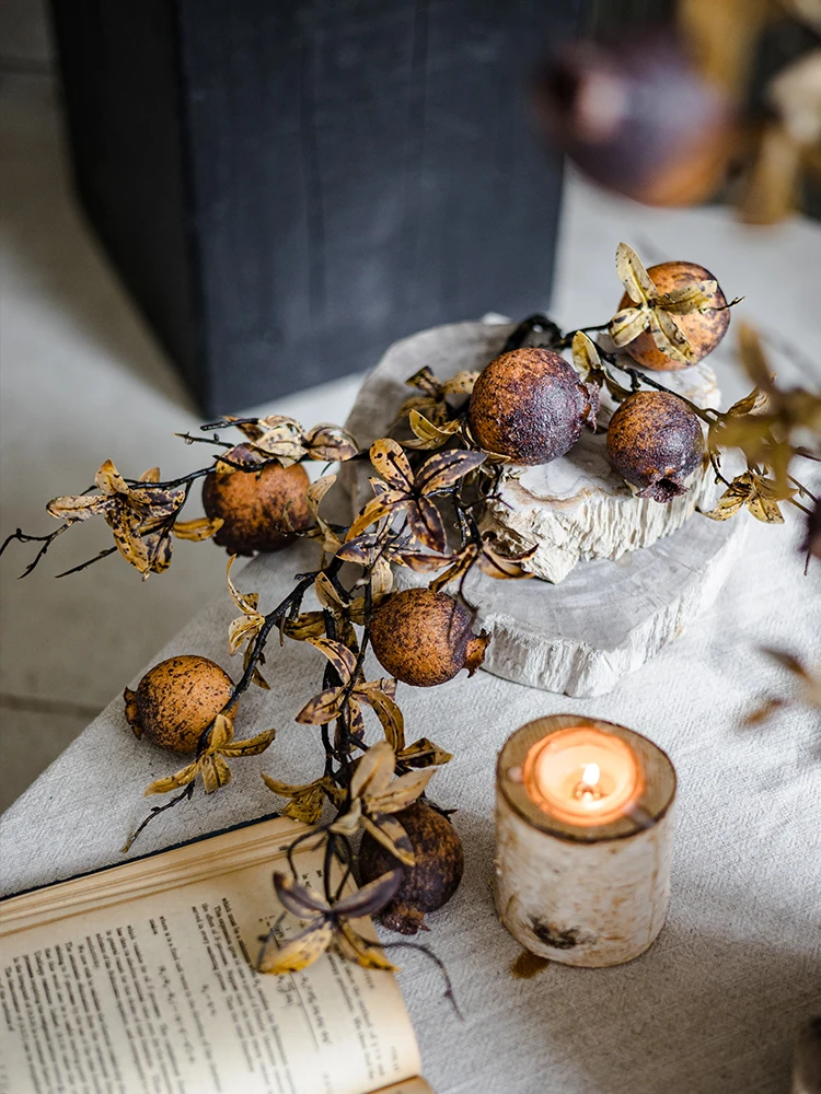 リアルな干しザクロの実と葉のアートフラワーアレンジメント：ドライフラワーインテリアの自然な飾り方