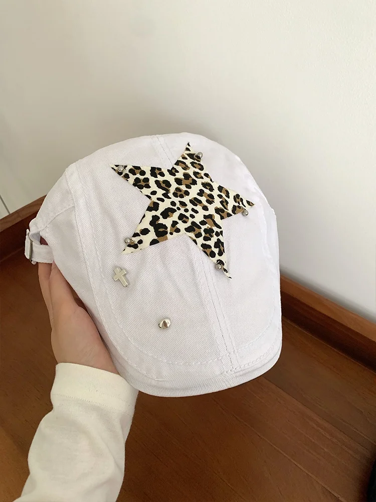 紅いキャップは本当に注目されるべきなのか？ベージュや黒のキャップとどう違うの？
