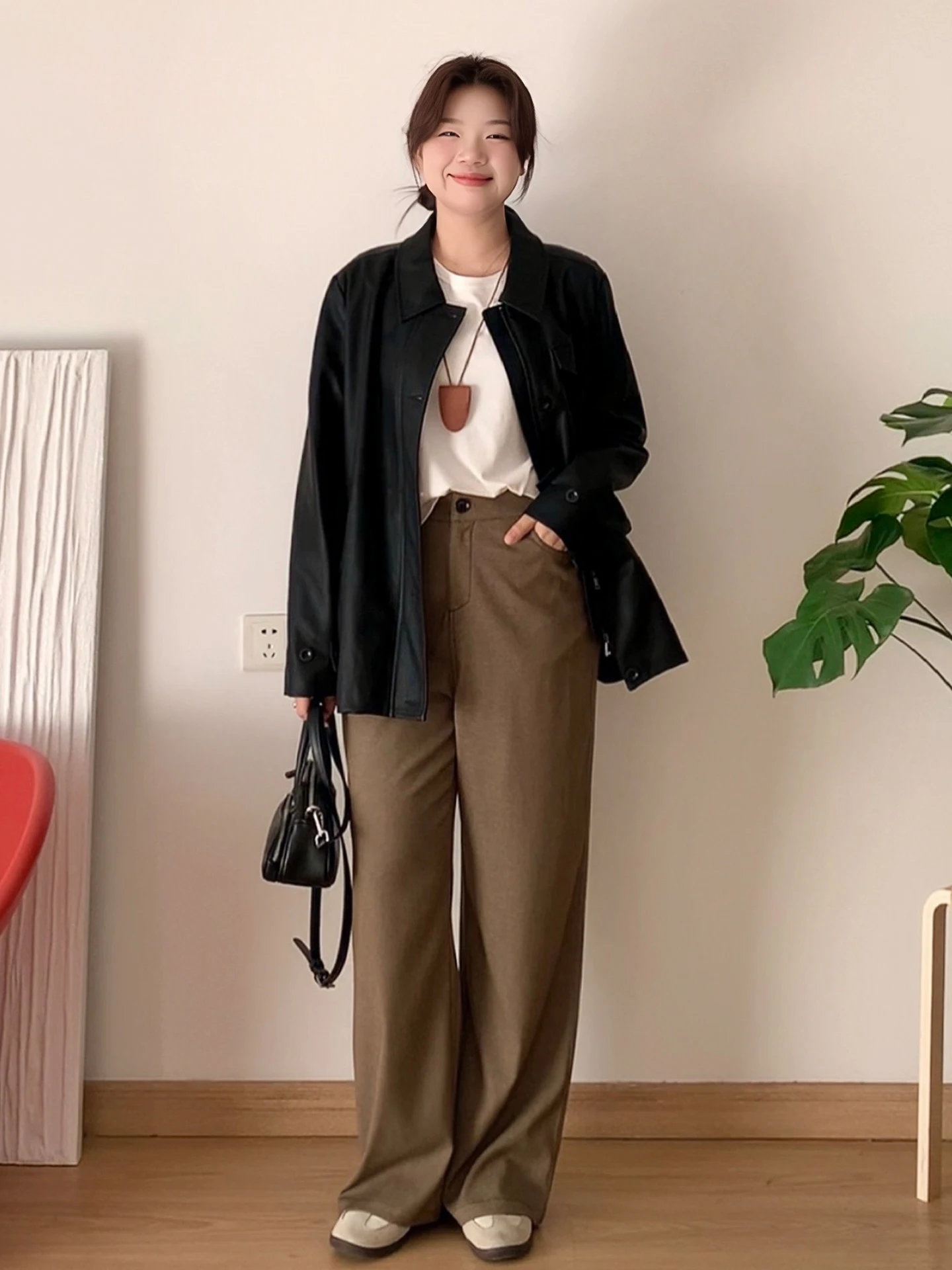 60代ワイドパンツの着こなしは、黒いワイドパンツで失敗しない方法は？