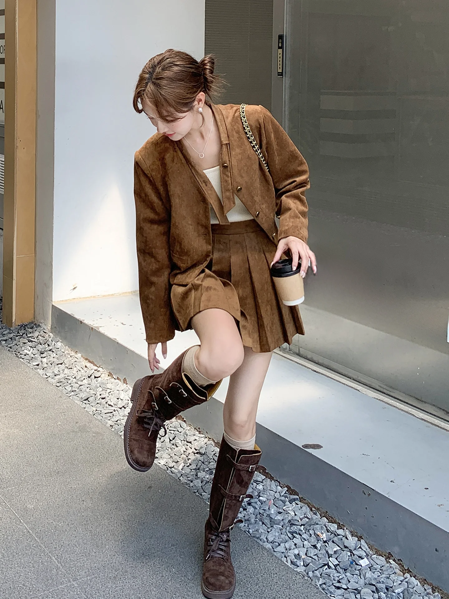 10月に着るべきレディースファッションは？コーヒー色のレトロスカートが解決する理由