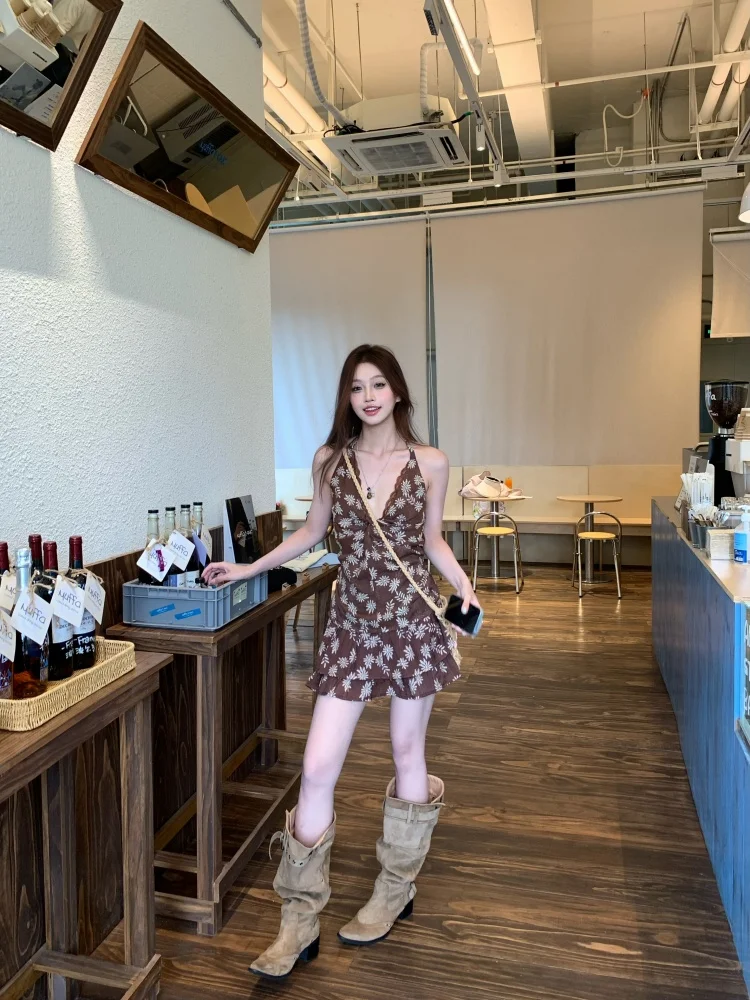 横浜デートでカジュアルに輝く、カフェスタイルのベストアイテムは？
