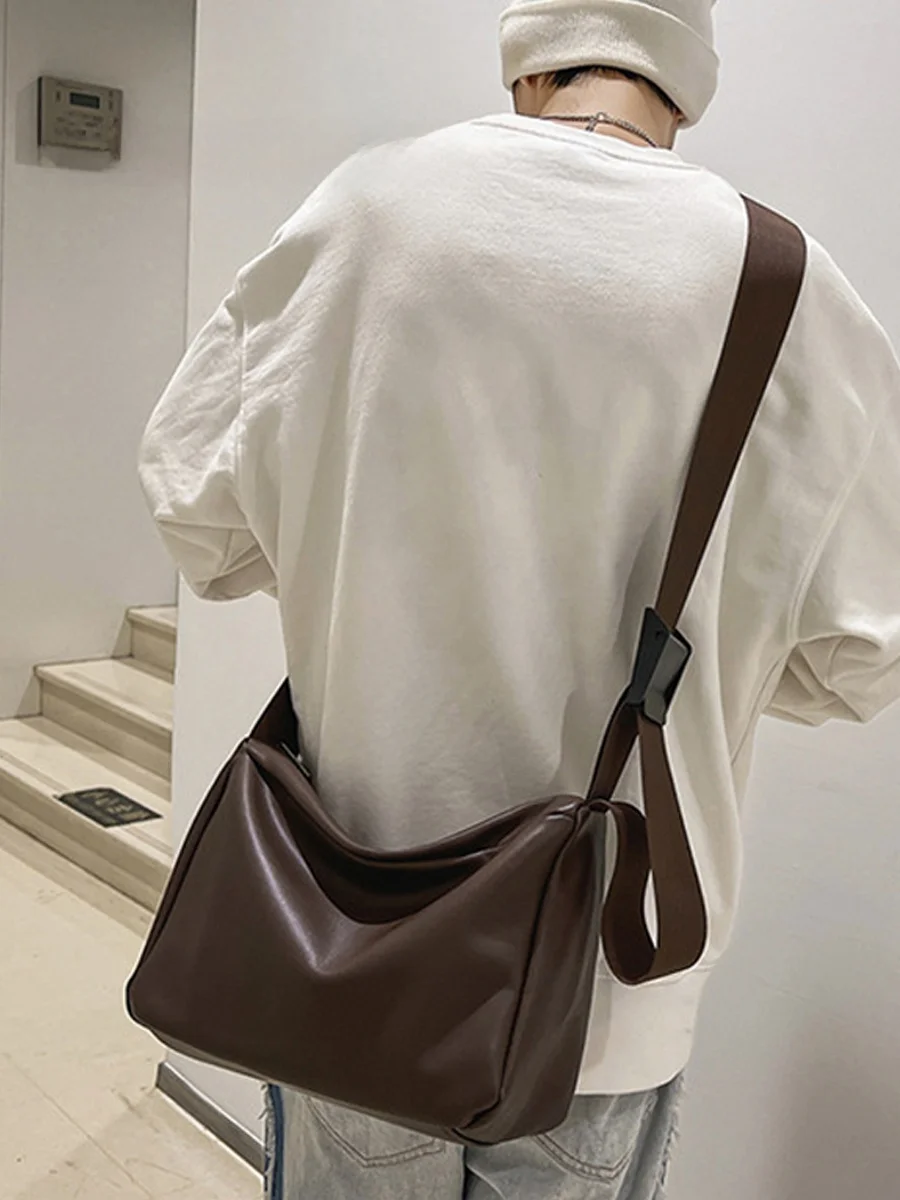 高級感あるソフトレザーのユニセックスショルダーバッグ：大容量・クッション型の使い方と実用性