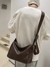 高級感あるソフトレザーのユニセックスショルダーバッグ【大容量・クッション型】