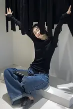 秋のスタイリッシュな黒のニットトップスとワイドデニムパンツ（セットアップ対応）