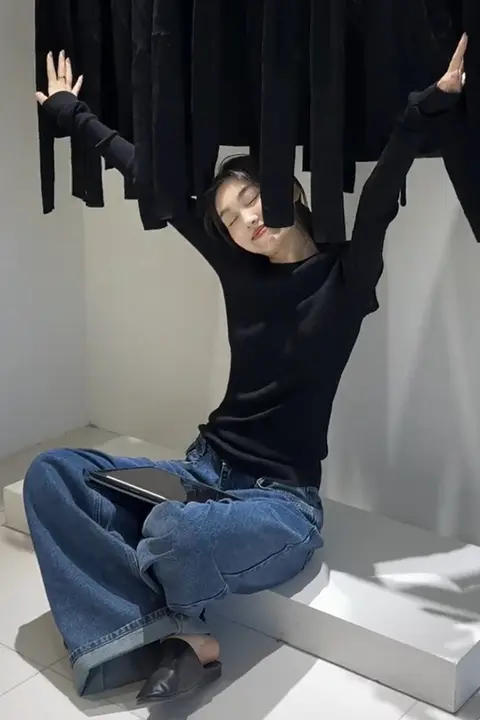 秋のスタイリッシュな黒のニットトップスとワイドデニムパンツ（セットアップ対応）