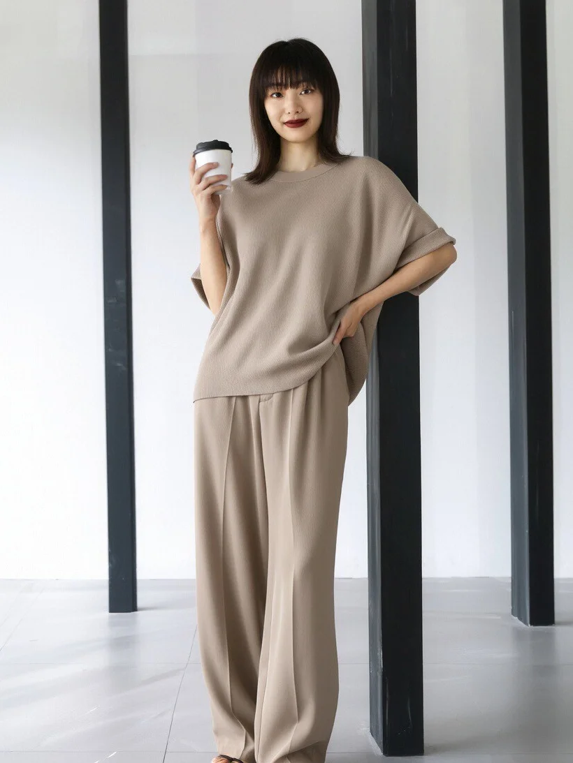 大人可愛い服 40代コーデのバランス術｜麻製サスペンダードレスで実現する自然なスタイル