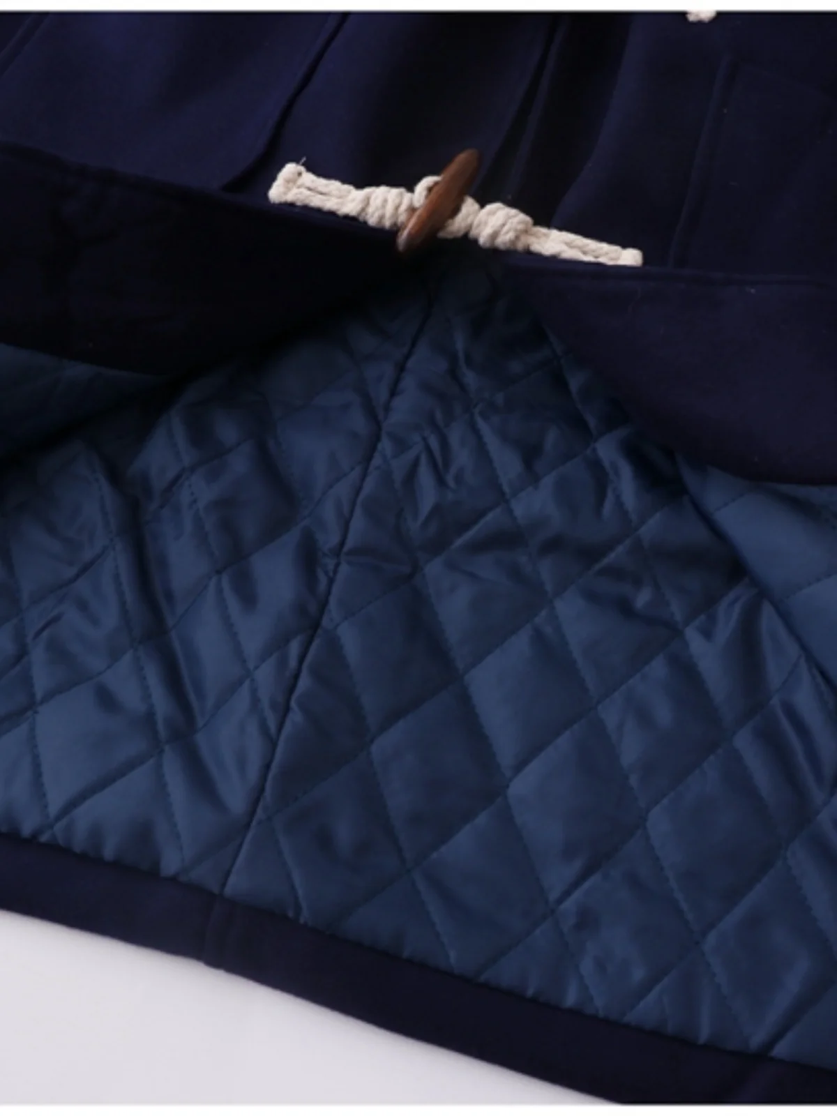 traditional weatherwear コート と ファッション コート の違いは？中長丈のレトロ風  ウール混ダッフルコートが解決するリアルな使い方