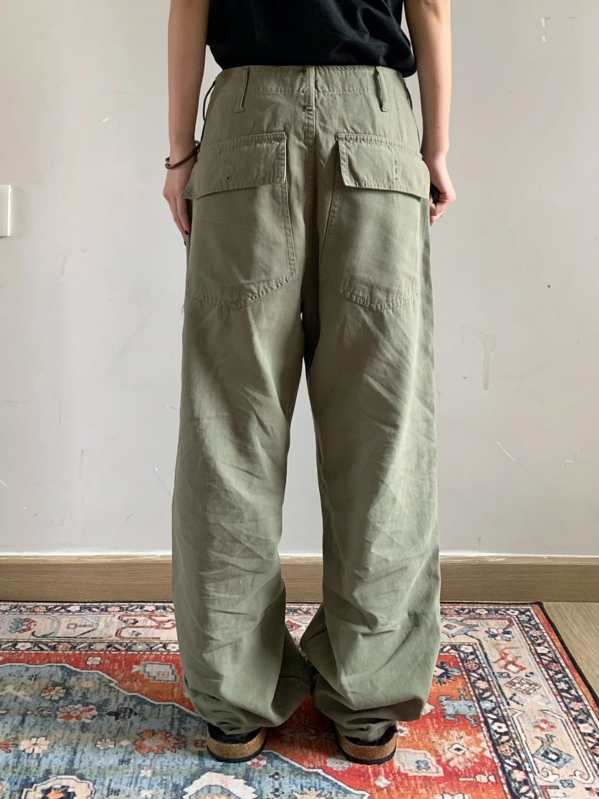 カーゴパンツ コーデ レディース 完全ガイド｜通勤に合う無地ストレートパンツの着こなし術