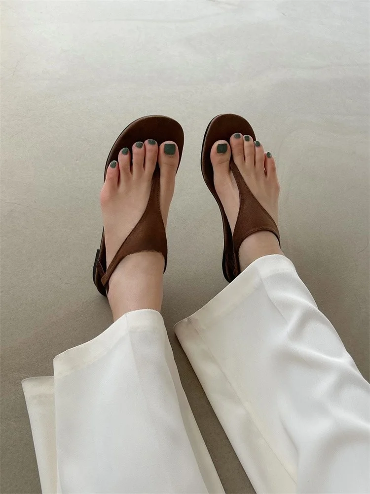 サイズ感とかかとが気になるサンダル、どうやって選び直す？
